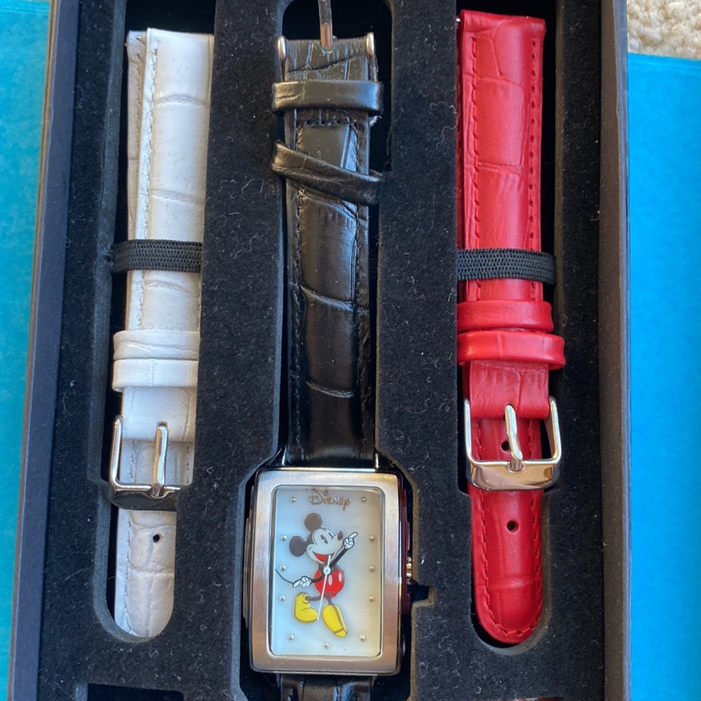 NEW Mickey Mouse Watch with 5 Different Color Watchbands. - Picture 5 of 7